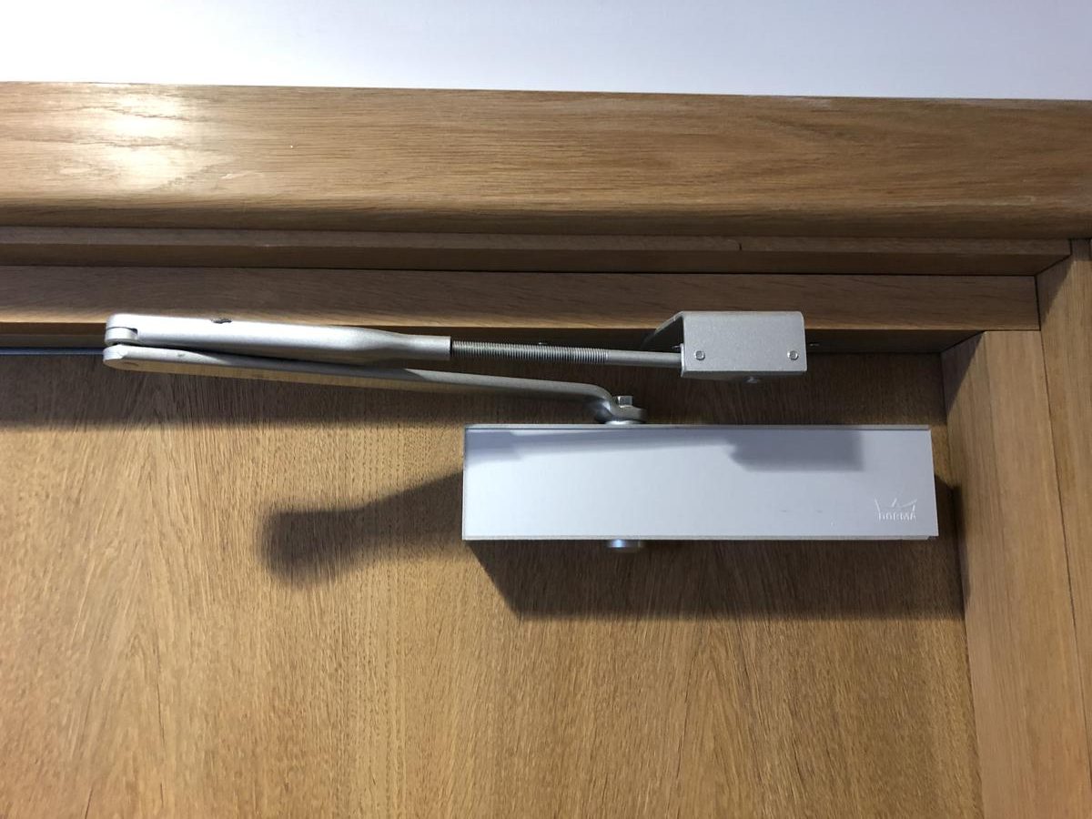 Automatic door closer